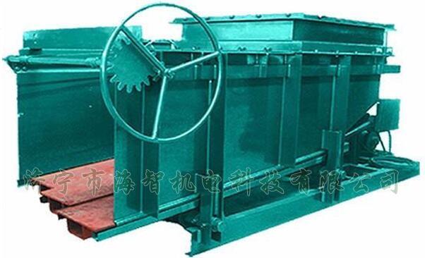 導(dǎo)料槽設(shè)有多個(gè)活動(dòng)式底板，底板在回程過(guò)程中可以承受物料所帶來(lái)的摩擦力